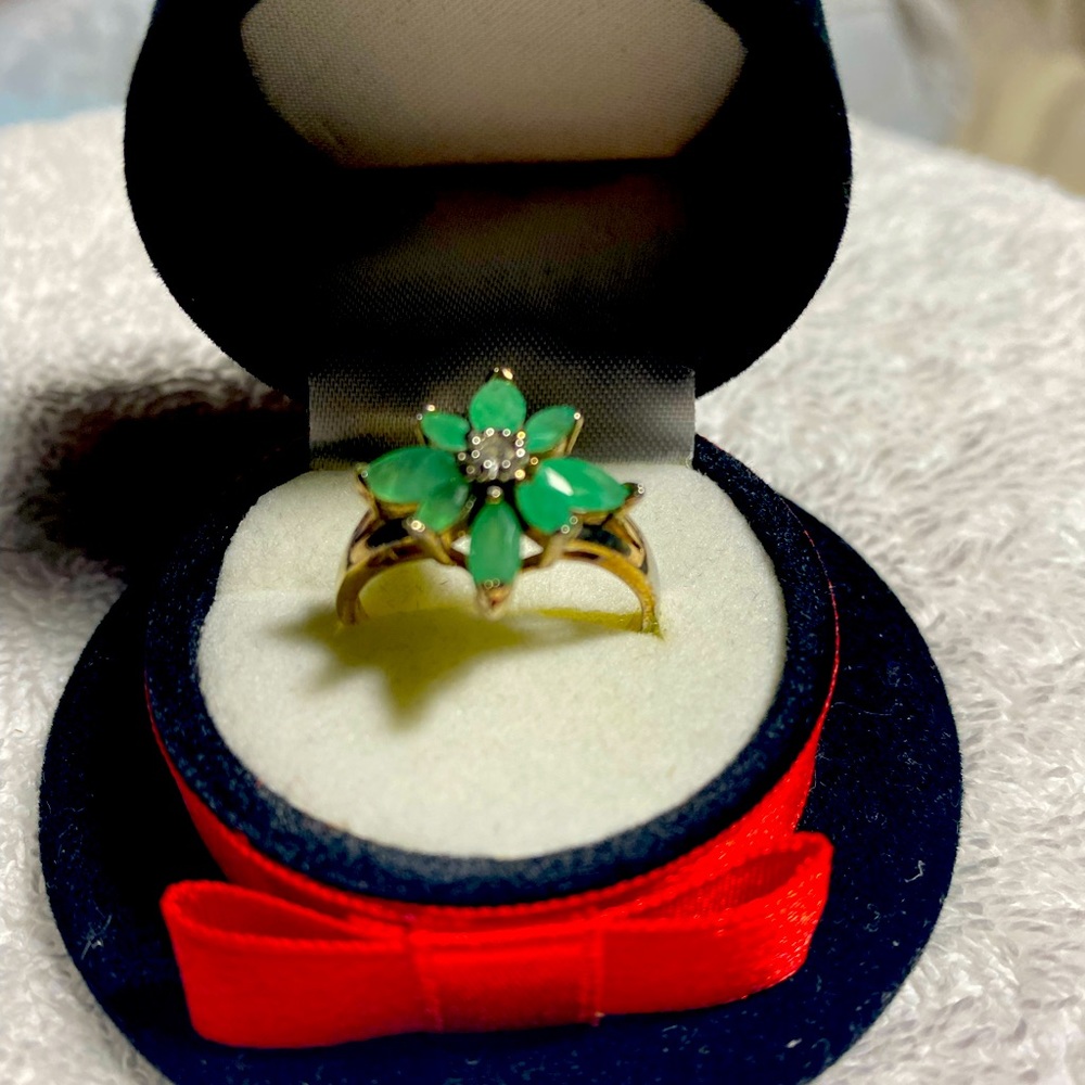 SALE ✅SALE✅ SALE ✅ VINTAGE EMERALD & DIAMOND RING W/ 8 Emerald stone & Diamond